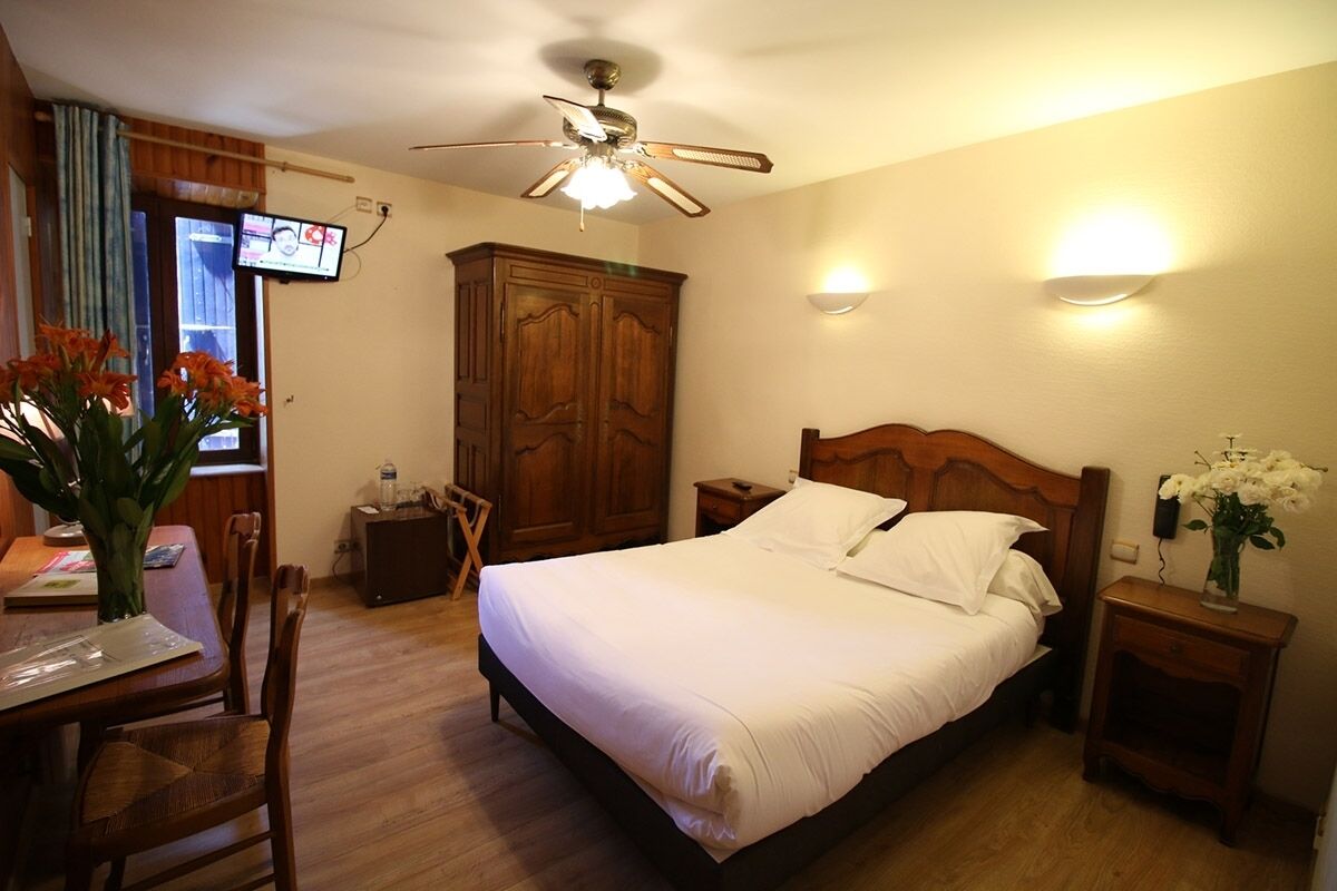 standard double room | minibar, in-room safe, desk, free cots/infant beds