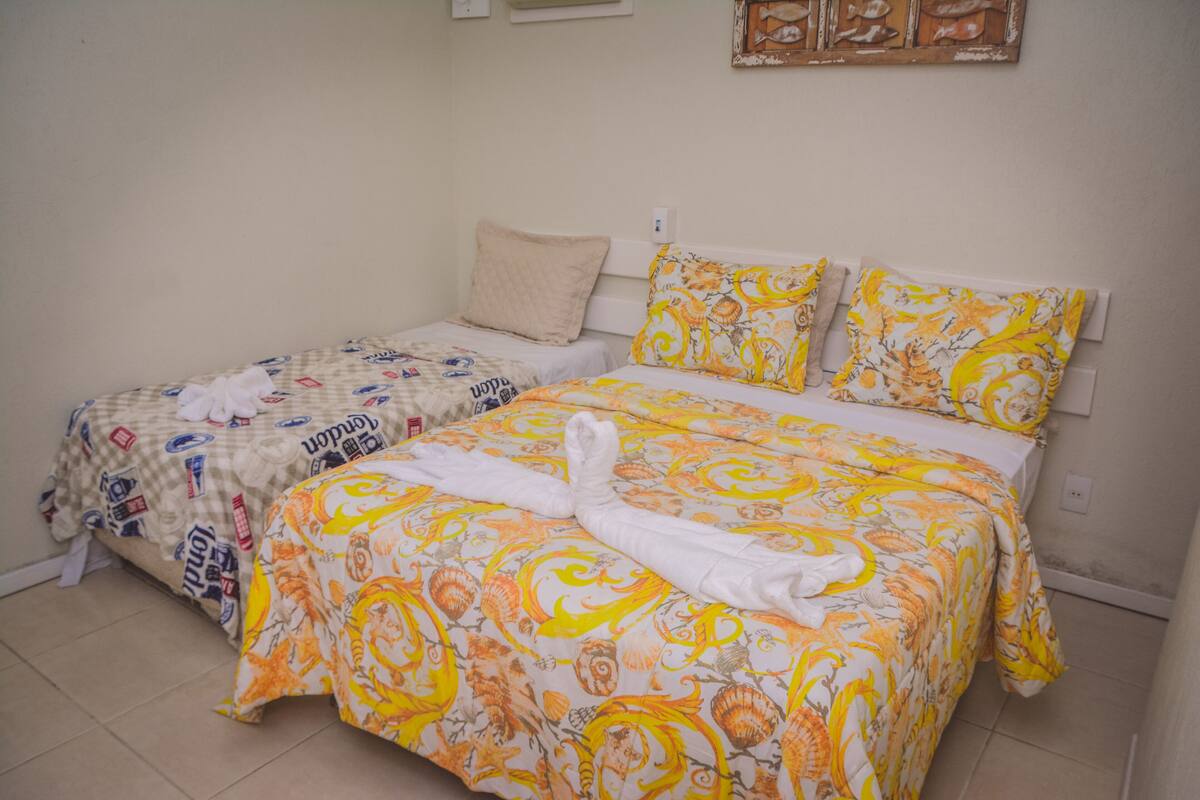 Ropa de cama hipoalergénica, minibar y espacio para trabajar con laptop 