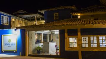 Fachada da propriedade à noite