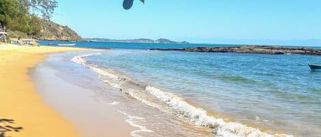 Una playa cerca, toallas de playa