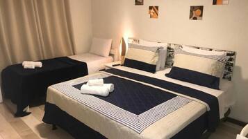 Quarto triplo standard | Roupas de cama antialérgicas, frigobar, espaço de trabalho para notebook