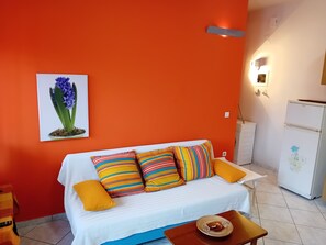 Classic Apartment | Living area | Plasma TV - White Villa (Xylokastro-Evrostina)