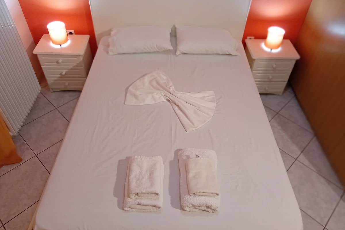 Classic Apartment | 2 bedrooms, iron/ironing board, free WiFi, bed sheets