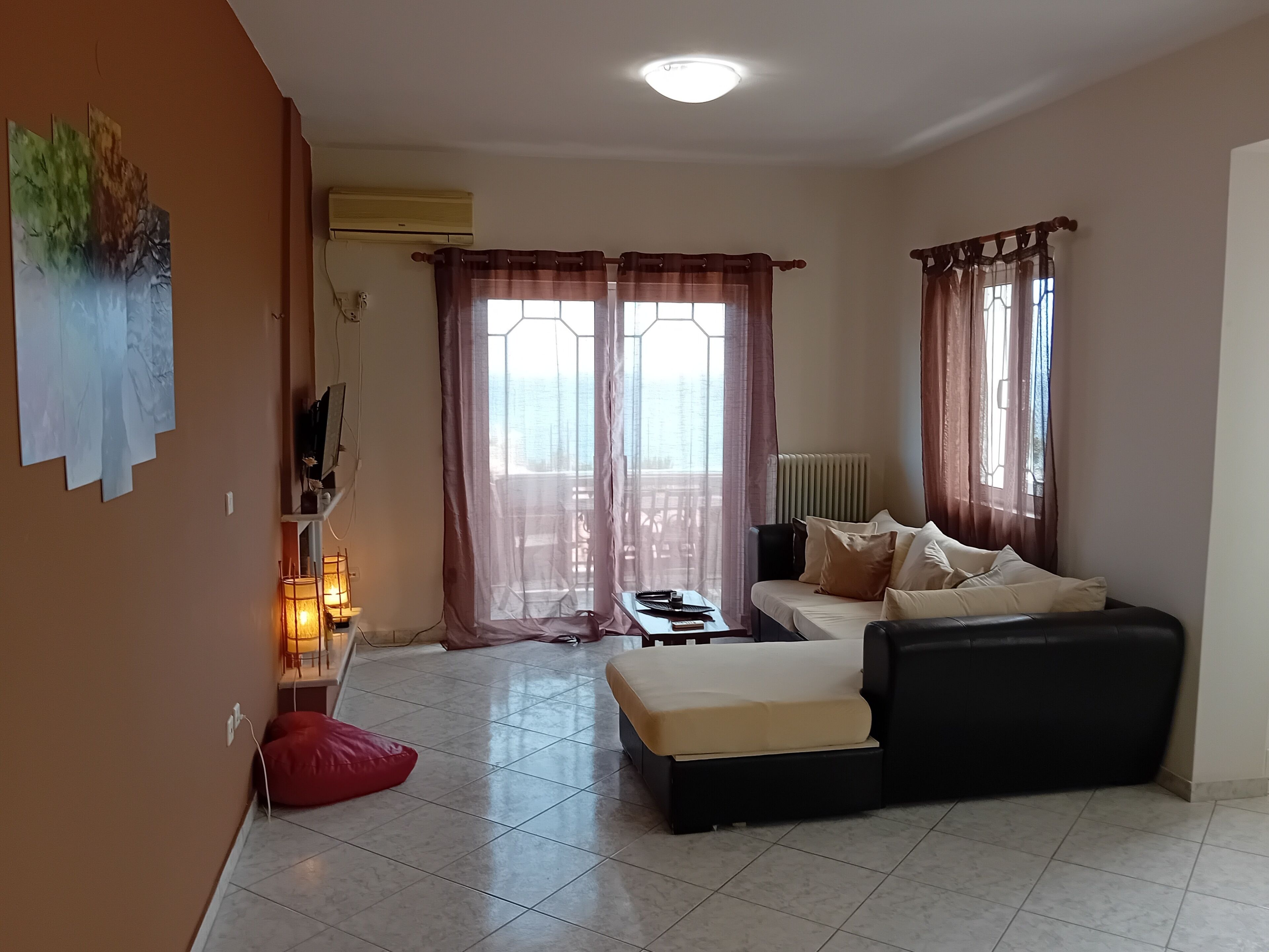 แกรนด์อพาร์ทเมนท์ | บริเวณนั่งเล่น | ทีวีจอพลาสมา