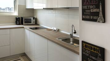 Estúdio conforto, 1 cama de casal e sofá-cama, vista para a cidade | Cozinha americana privada | Geladeira, micro-ondas, cooktop, cafeteira/chaleira