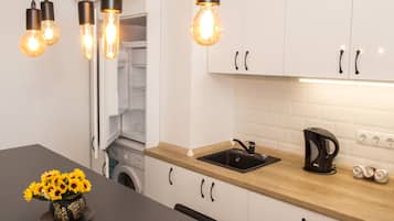 Lyxstudio - 1 dubbelsäng - utsikt mot staden | Eget pentry | Kylskåp, mikrovågsugn, spishäll och kaffe- och tebryggare