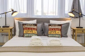 Studio luxueux, 1 lit double, vue sur la ville | Décor unique, ameublement unique, bureau