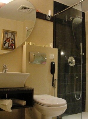 Habitación doble Confort, 1 cama Queen size, para no fumadores, refrigerador | Baño | Tina con regadera 