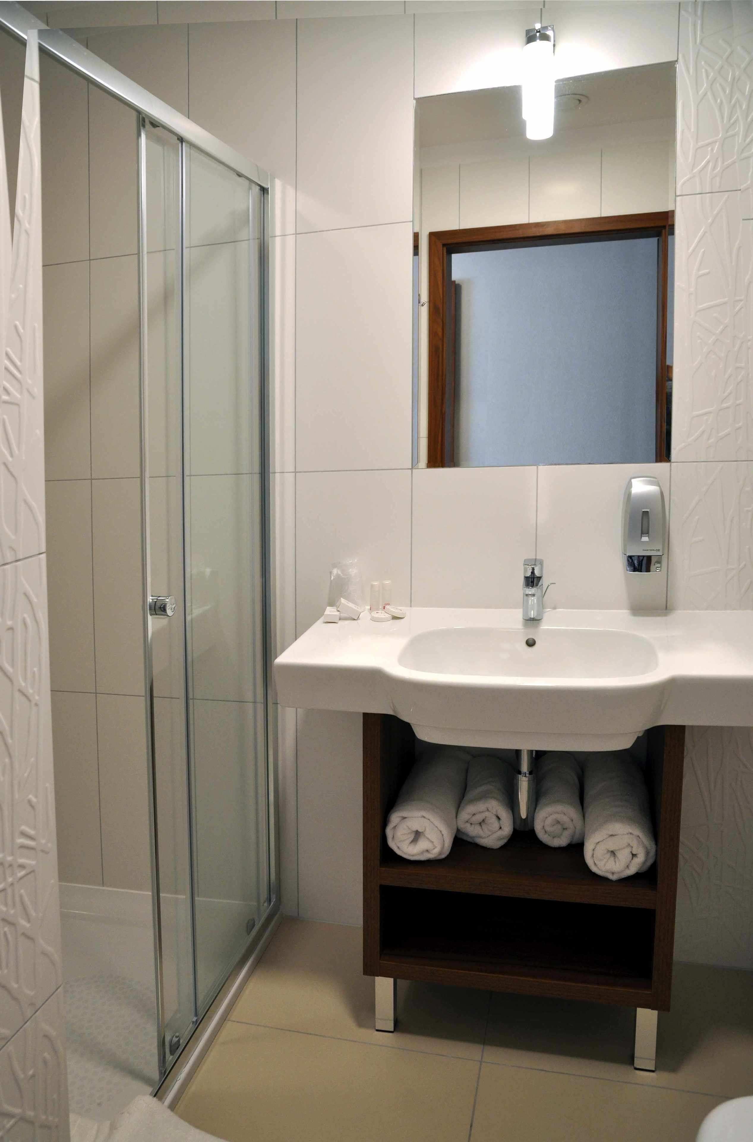 shower, free toiletries, towels