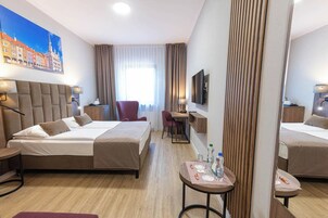 Ropa de cama de alta calidad, escritorio y sistema de insonorización 