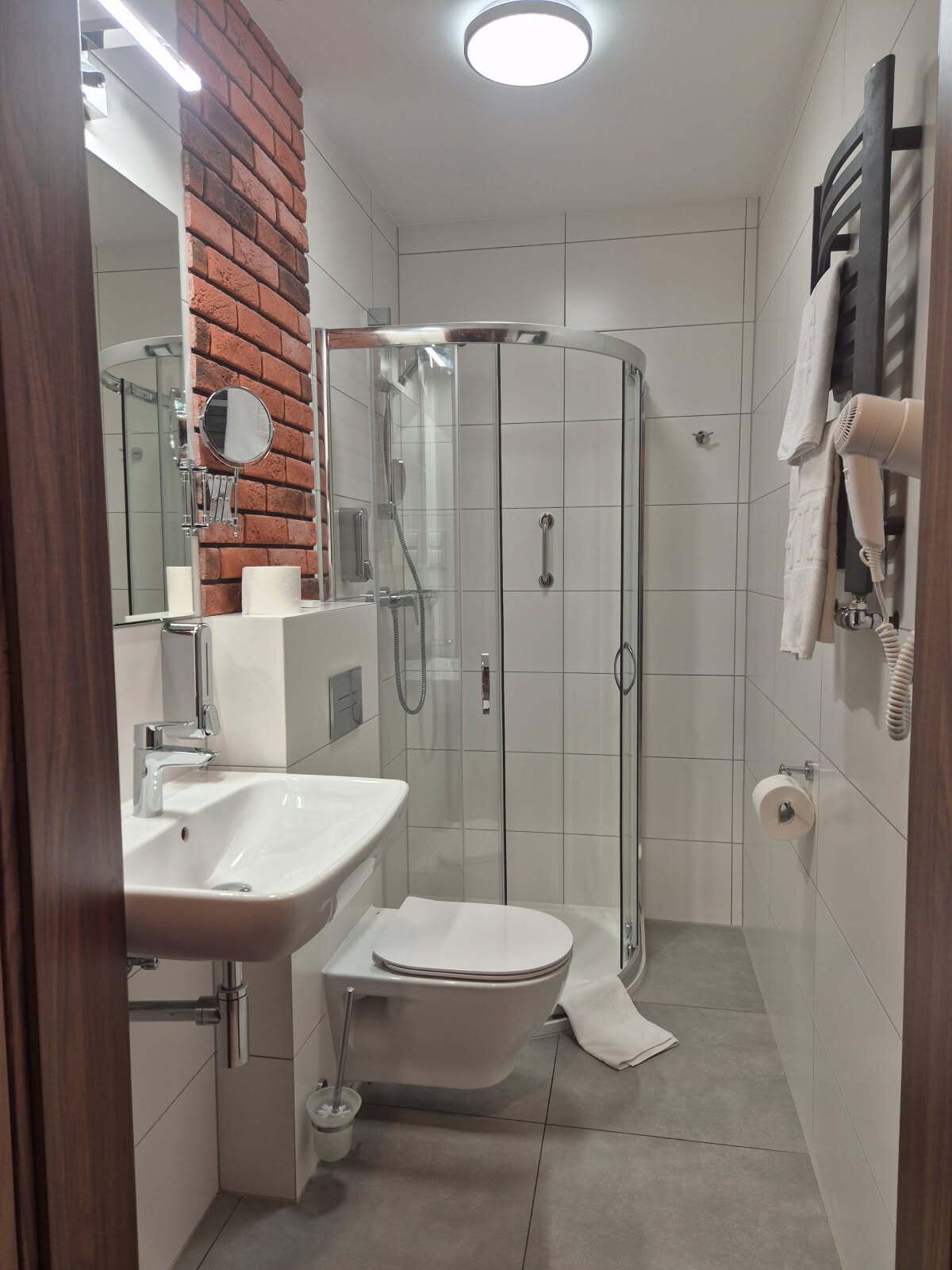 deluxe single room, 1 single bed | bathroom | shower, free toiletries, towels