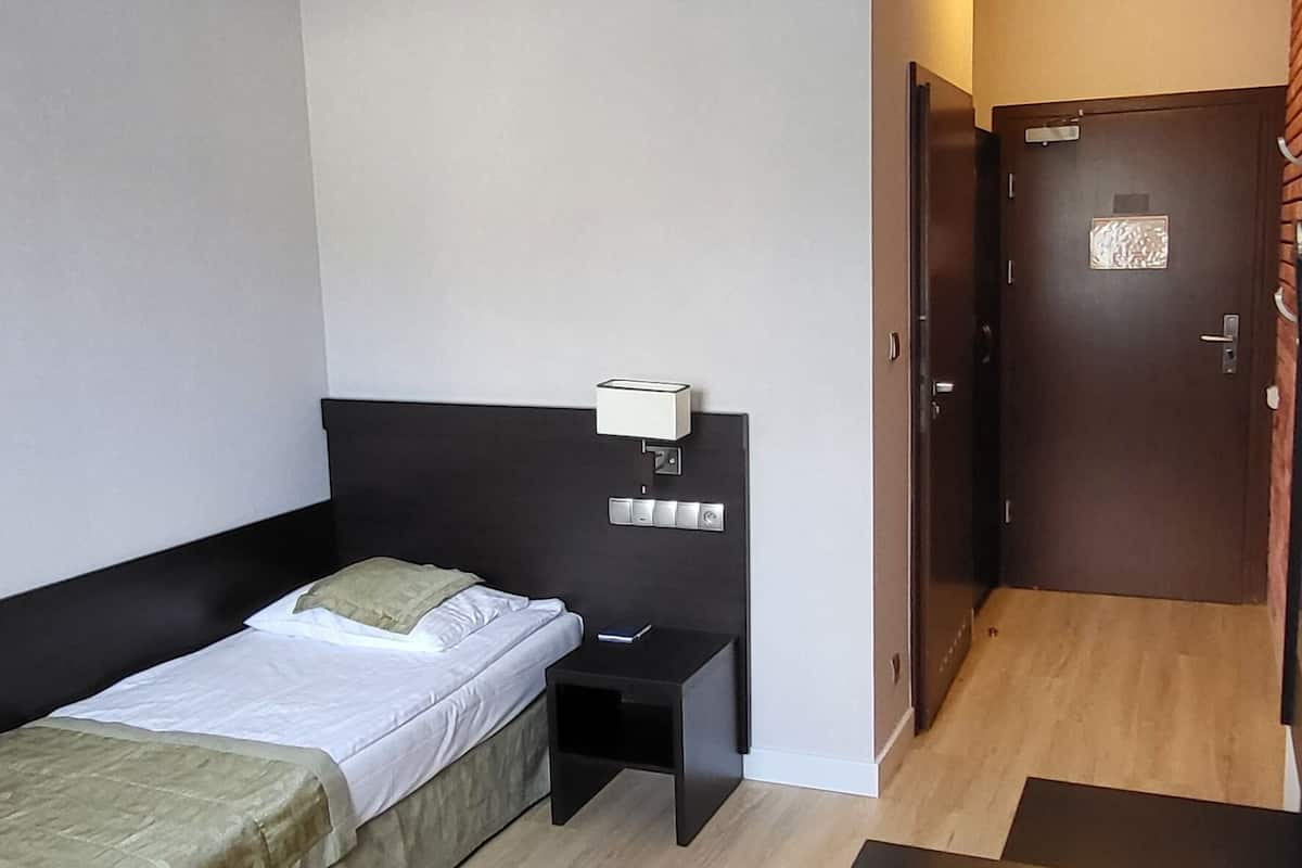 1 bedroom, premium bedding, desk, soundproofing