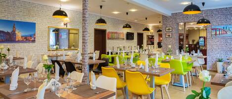 Daily buffet breakfast (PLN 65 per person)