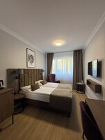 Ropa de cama de alta calidad, escritorio y sistema de insonorización