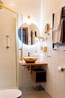 Luxury Tek Kişilik Oda, 1 Tek Kişilik Yatak, Teras | Banyo | Duş, ücretsiz banyo/kozmetik ürünleri, havlu 