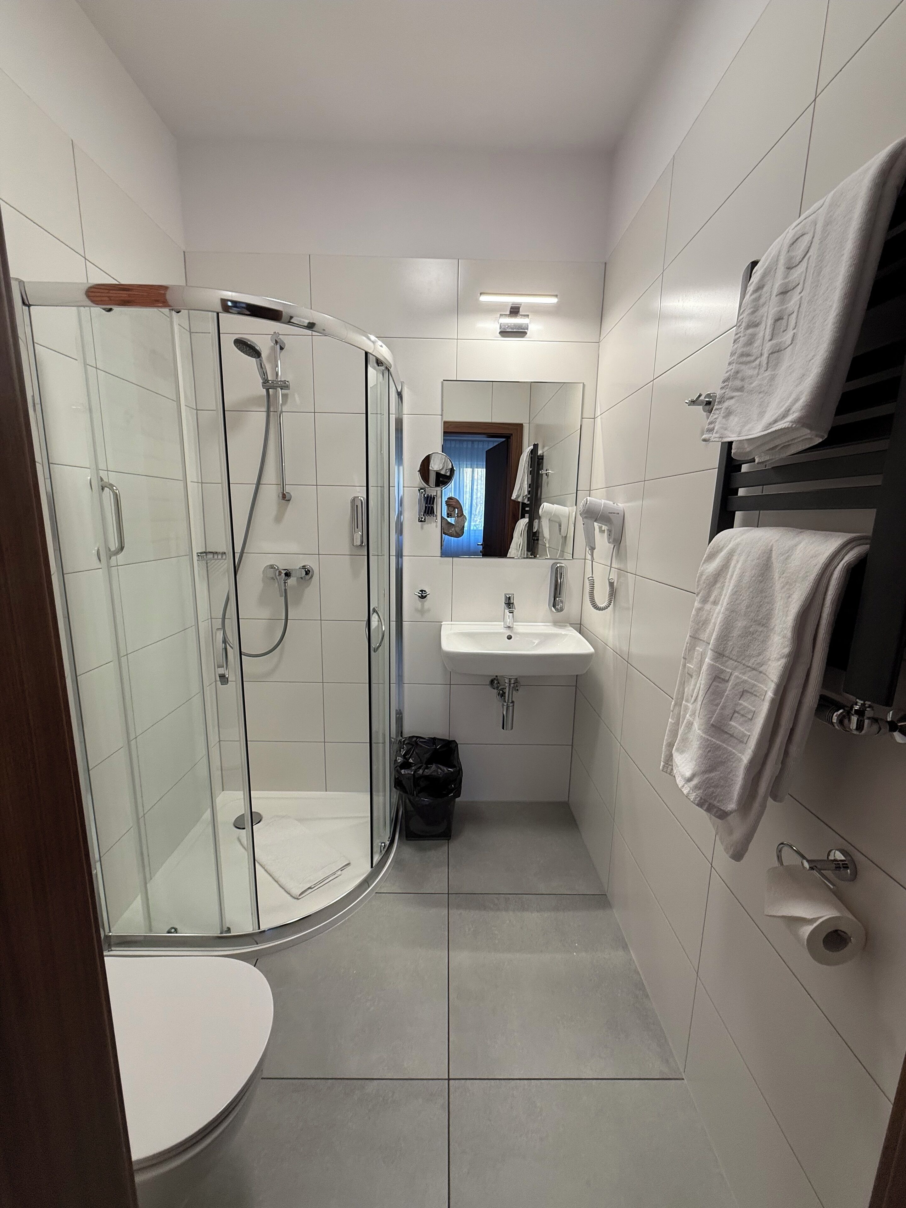 deluxe double room, 1 queen bed | bathroom | shower, free toiletries, towels