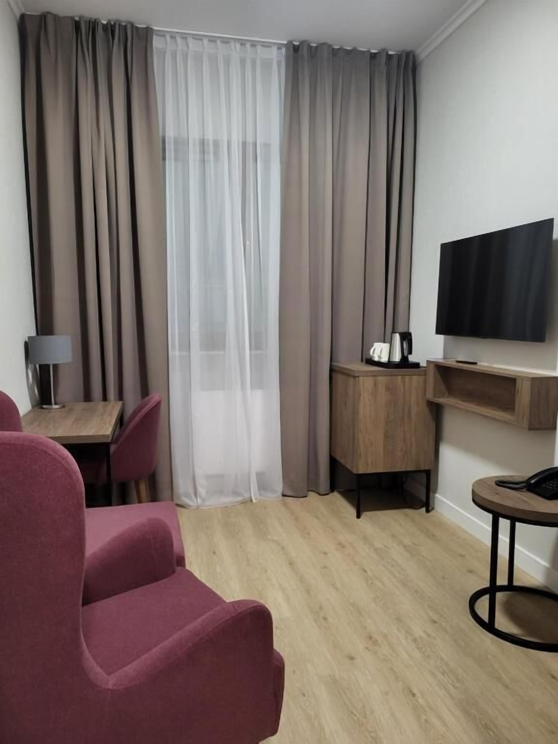 deluxe studio suite, 1 queen bed | 1 bedroom, premium bedding, desk, soundproofing