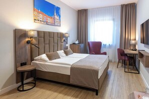 Quarto casal luxo, 1 cama Queen | Roupas de cama premium, escrivaninha, quartos à prova de som