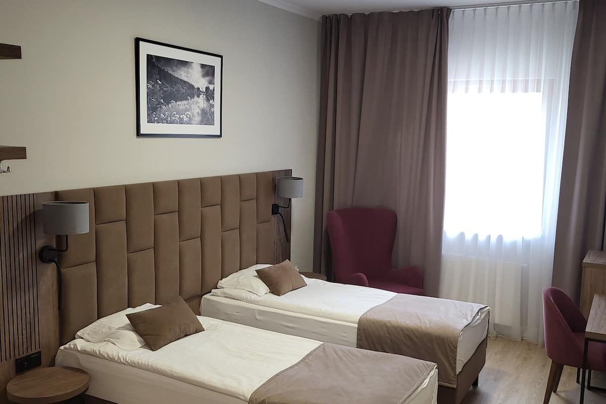 Deluxe-Zweibettzimmer, 2 Einzelbetten | 1 Schlafzimmer, hochwertige Bettwaren, Schreibtisch