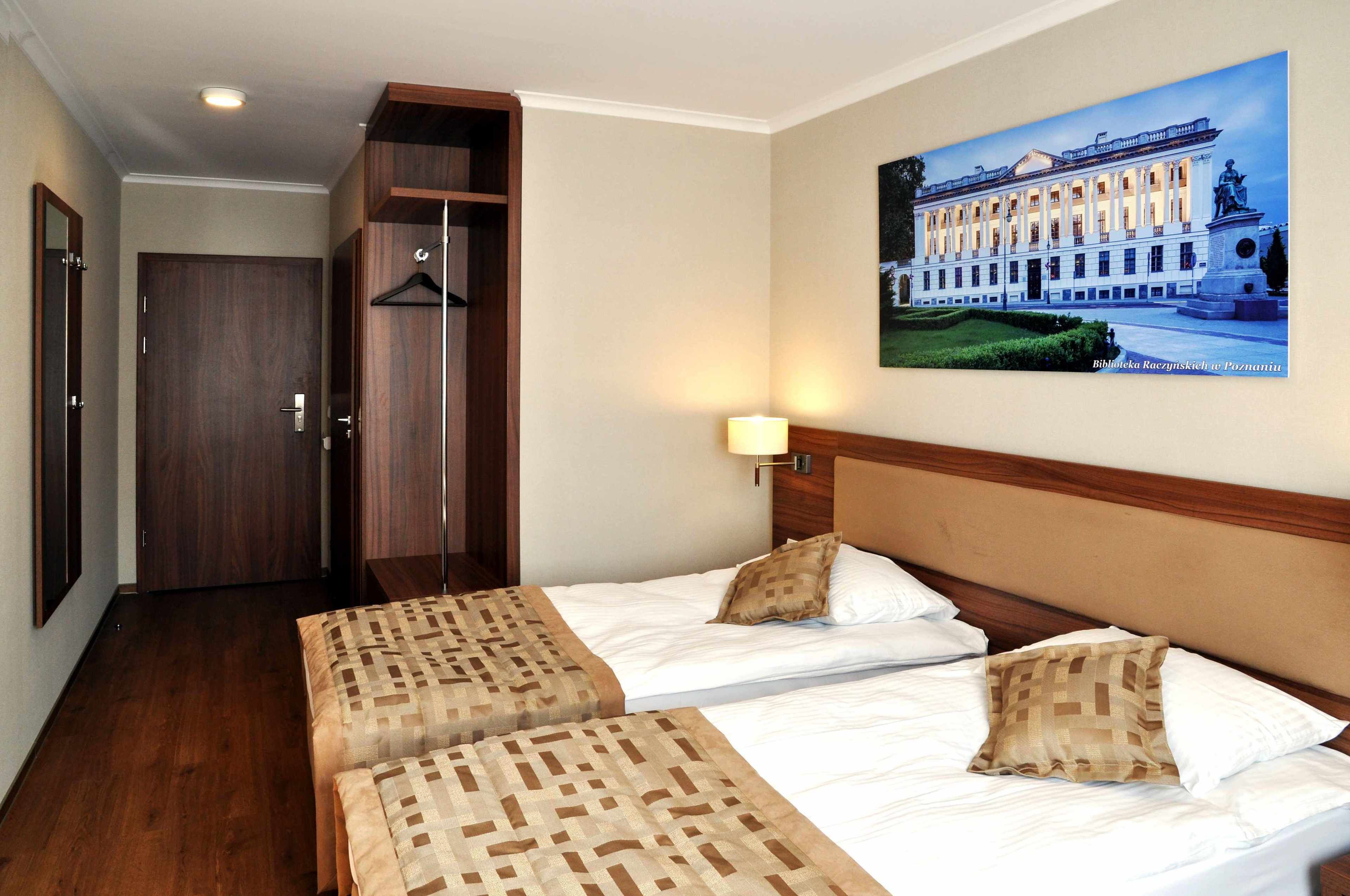 deluxe twin room, 2 single beds | 1 bedroom, premium bedding, desk, soundproofing
