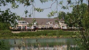 Een restaurant aan het meer met terras en uitzicht op het water.