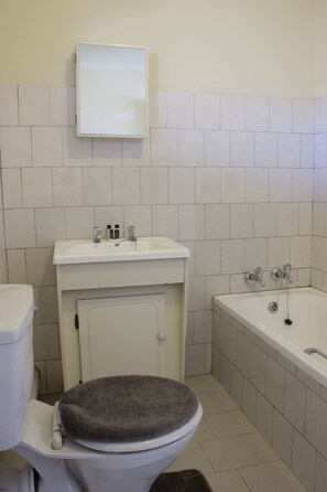 Phòng đôi Economy, nhiều giường | Phòng tắm | Đồ dùng nhà tắm miễn phí, khăn tắm