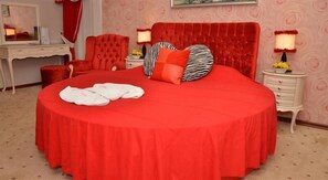 Phòng Royal | Minibar, két bảo mật tại phòng, bàn 