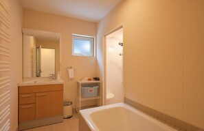 Appartement Duplex, 3 chambres | Salle de bain | Baignoire et douche séparées, articles de toilette gratuits