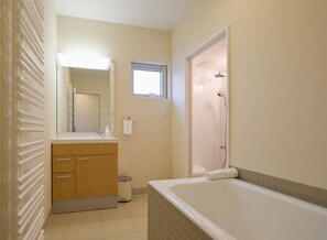 Dúplex, 3 habitaciones | Baño | Tina y regadera independientes y amenidades de baño gratuitas 