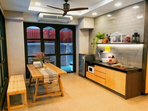 Khu vực ăn uống tại phòng