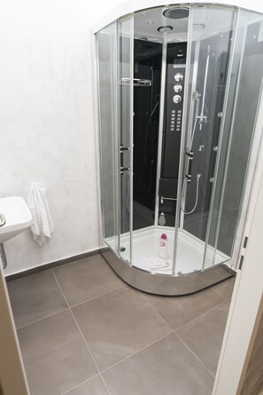 Apartment (grande - Cleaning Fee Included € 80,-) | Bathroom | Shower, hair dryer, towels