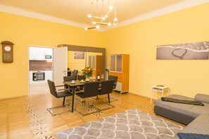 Apartamento, 4 quartos (grande - Cleaning Fee Included) | Área de estar | TV de tela plana