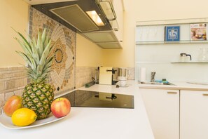 Apartamento, 4 quartos (grande - Cleaning Fee Included) | Cozinha privada | Geladeira, micro-ondas, fogão, cooktop