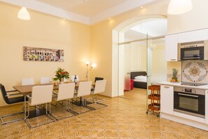 Apartamento, 4 quartos (grande - Cleaning Fee Included) | Opções para refeição no quarto