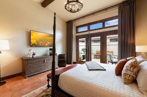 Luxury Double Room, 1 King Bed, Bathtub, Courtyard Area