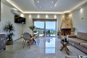 Family Βίλα, 3 Υπνοδωμάτια, Ιδιωτική Πισίνα, Θέα στη Θάλασσα (Thanasis) | Περιοχή καθιστικού | Τηλεόραση με επίπεδη οθόνη 39 ιντσών με δορυφορικά κανάλια, τηλεοράσεις