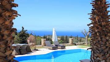 Familienvilla, 3 Schlafzimmer, eigener Pool, Meerblick (Thanasis) | Wohnbereich | Flachbildfernseher