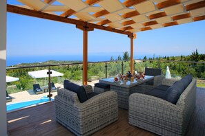 39-inch flat-screen TV with satellite channels, TV - Villas Goudis (Lefkada)