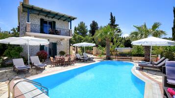 Kauden mukainen ulkouima-allas, aurinkovarjoja, aurinkotuoleja