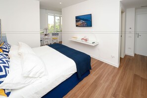 A modern bedroom with a bed, a desk, and a chair. - Casa Pantone (Sorrento)