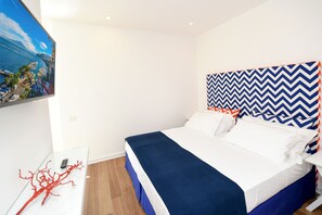 Habitación con 1 cama doble o 2 individuales | Minibar, caja fuerte, escritorio y sistema de insonorización