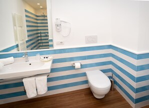 Habitación con 1 cama matrimonial o 2 individuales | Baño | Regadera, amenidades de baño gratuitas, bidet, toallas 