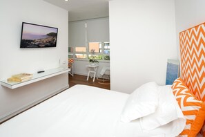 Minibar, värdeförvaringsskåp på rummet, skrivbord och ljudisolering