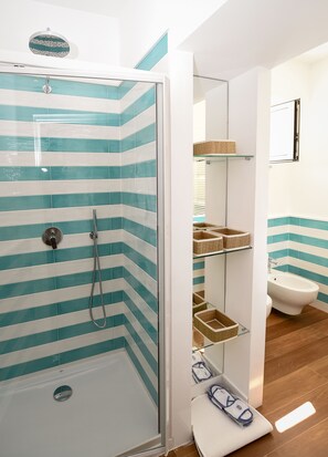 Dubbelrum eller tvåbäddsrum | Badrum | Dusch, gratis toalettartiklar, bidé och handdukar