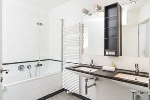Appartement (Cleaning Fee Included) | Salle de bain | Douche, articles de toilette (gratuits), séchoir à cheveux