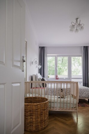 Comfort-Apartment, Balkon, Stadtblick | 1 Schlafzimmer, Schreibtisch, Bügeleisen/Bügelbrett, Babybetten