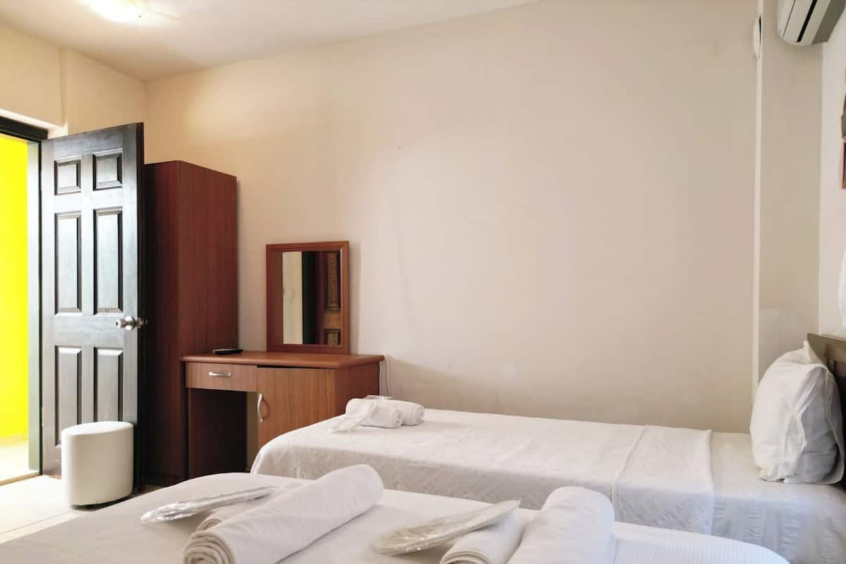 Habitación triple económica | Ropa de cama de alta calidad, minibar y wifi gratis