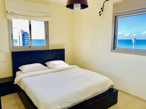 3 bedrooms, premium bedding, soundproofing, iron/ironing board - Royal King David Apartment (Netanya)