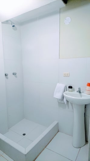 Shower, free toiletries, towels