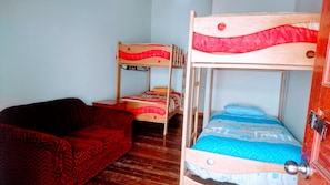 Cots/infant beds, free WiFi